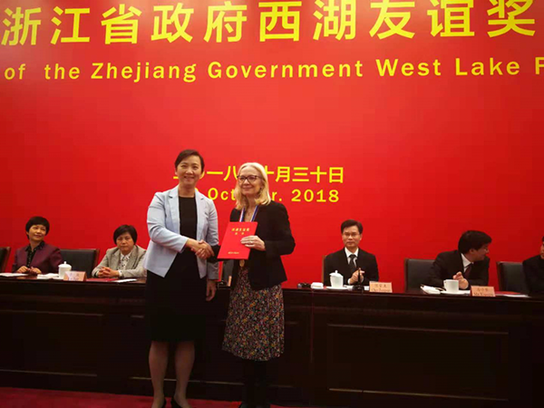 王文序副省长为我院何丽莎教授颁奖.png 王文序副省长为我院何丽莎教授颁奖.png
