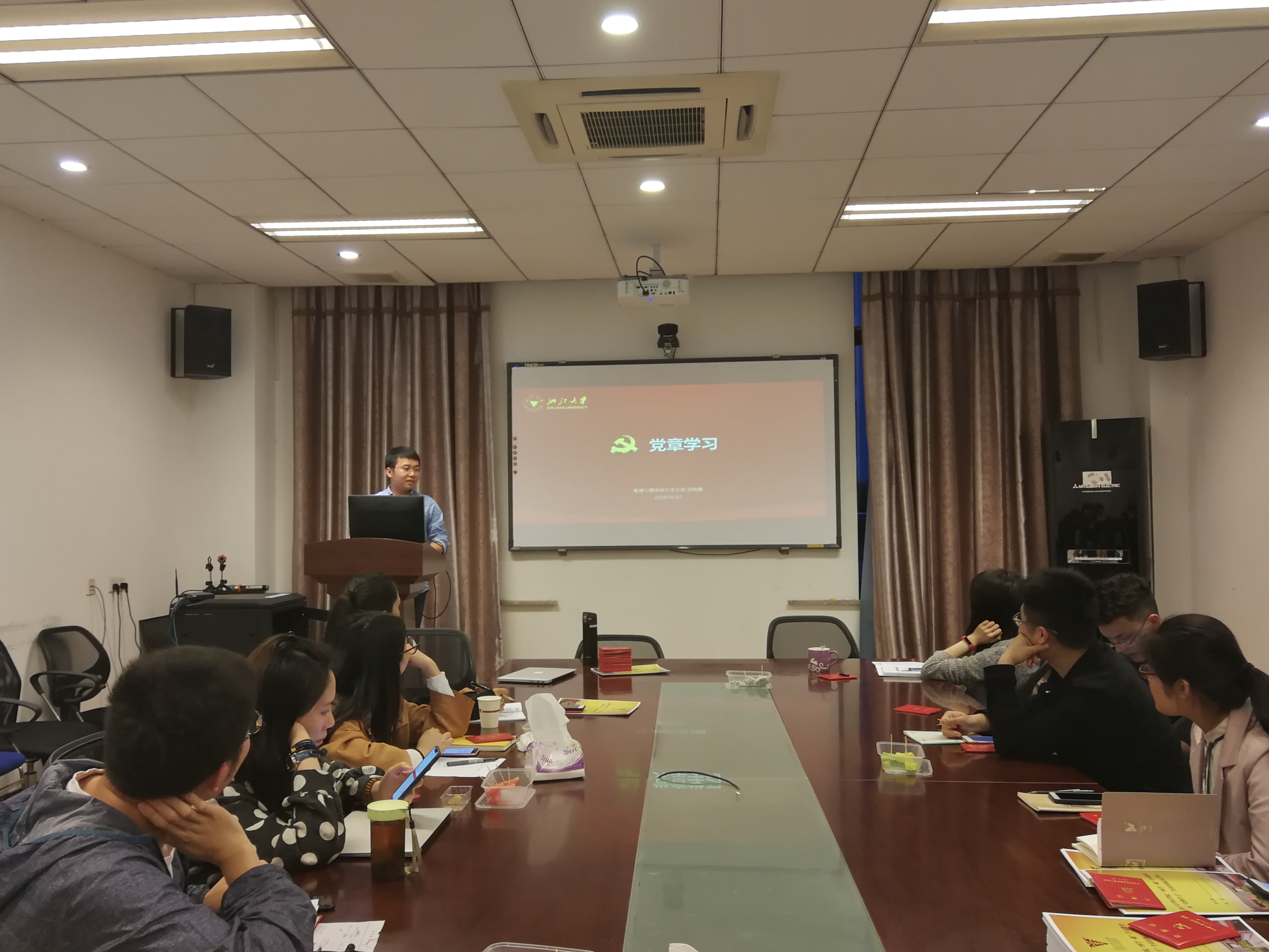 图1 徐晓晨同志讲党课.jpg